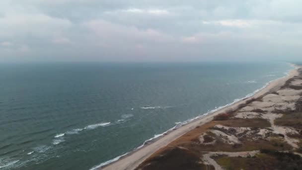 Vista aérea de la costa del Mar Báltico a la hora azul después del atardecer. Costa crepuscular con olas onduladas, playa vacía y cielo gris — Vídeo de stock