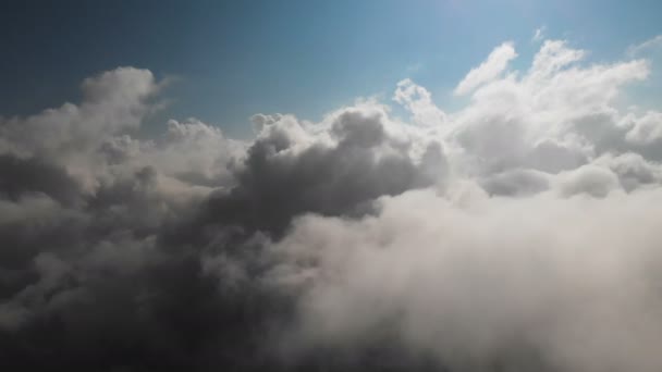 Scénická letecká panorama pohybujících se bílých mraků. Připravené rámečky pro text a design 4k — Stock video