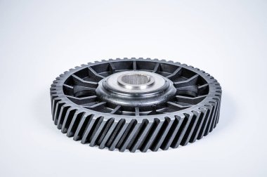 Metal tabanlı siyah polimer vites mili. Gri arkaplandaki içten yanmalı motor için yeni yedek parça