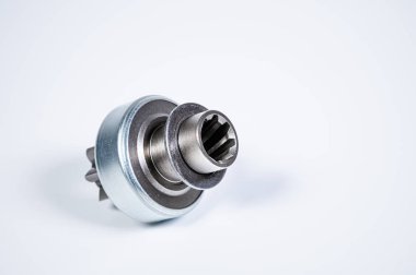 Yeni yedek parçalar - Gri bir arka planda motor marşı için marş vitesi sürücüsü. Tork iletimi yoluyla klasik vites iletimi