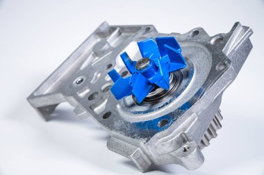 Gri arka planda bir su pompasının motorunu soğutmak için yeni metal otomobil pompası. Araba motoru için yeni yedek parça kavramı