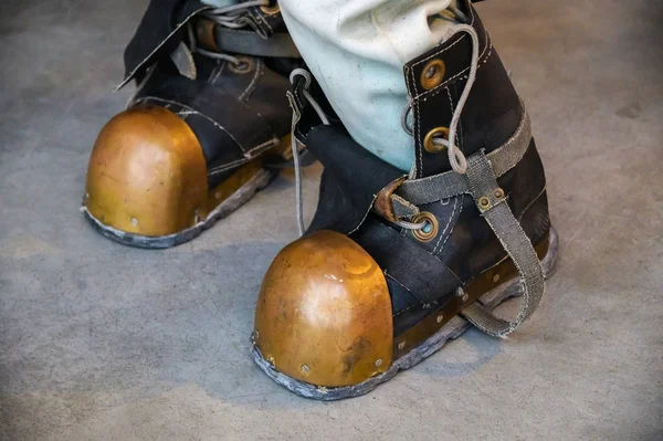 Gros plan sur les chaussures d'une vieille combinaison de plongée vintage à trois boulons. Costume pour la plongée sous-marine du siècle dernier. L'histoire de l'étude du monde sous-marin — Photo