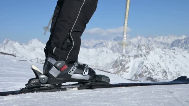 Elbrus, kabardino-balkar republik, russland - 18. januar 2019: skifahrer beine. — Stockvideo