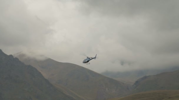 Norra Elbrusje, Kabardino-Balkar, Ryssland - september 2019: Copter. — Stockvideo