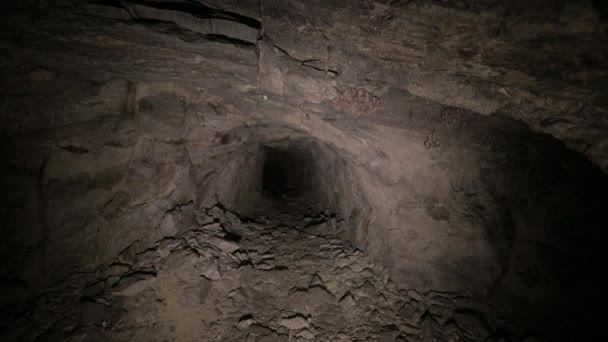 Speleologi konstgjord grotta mörk tunnel utgrävning under jord. Gammal redigering för utvinning av metall och sten — Stockvideo