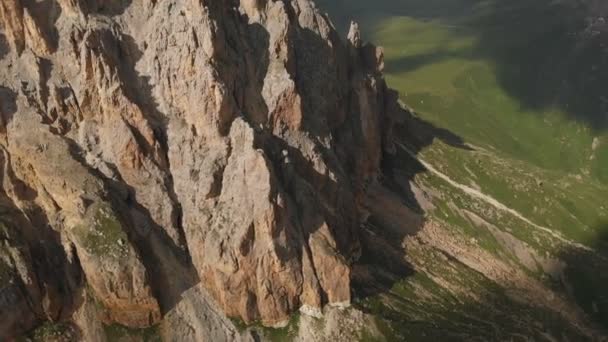 일몰에 날카로운 바위 노두를 통해 비행 무인 항공기의 공중 보기. 극단적 인 등산을위한 바위 형성의 날카로운 가파른 산. 비행 을 통해 여행 비디오 — 비디오