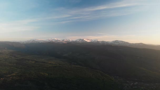 Tir de drone. Paysage forestier, montagnes, village urbain. Coucher de soleil, Caucase . — Video