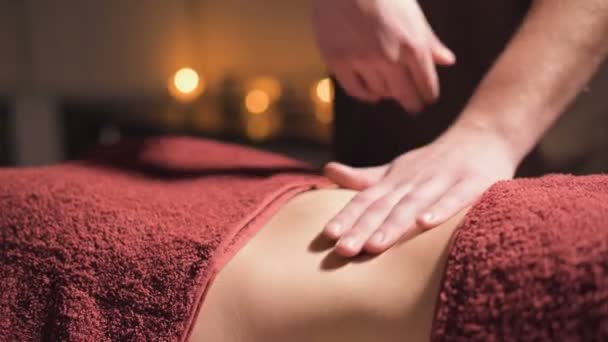Yakın çekim alan derinliği. Karın antiselülitinin profesyonel elit masajı ve karanlık masaj odasındaki iç organlar için yararlı. — Stok video