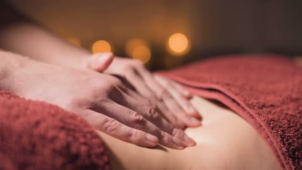 Närbild grunt skärpedjup. Professionell elit massage av buken anti-celluliter och användbar för inre organ i ett mörkt massagerum — Stockvideo