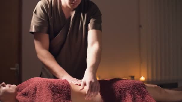 Medium skott grunt skärpedjup. Professionell elit massage av buken anti-celluliter och användbar för inre organ i ett mörkt massagerum — Stockvideo