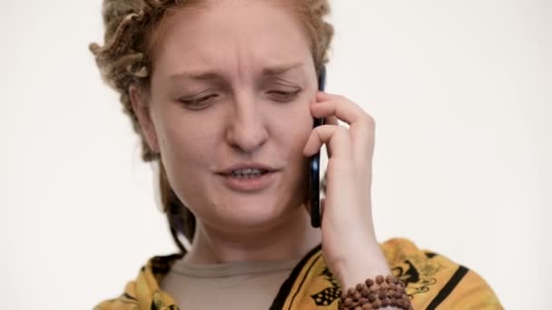 Etniczna kobieta rozmawiająca przez telefon, oburzona. Białe tło. Zbliżenie — Wideo stockowe