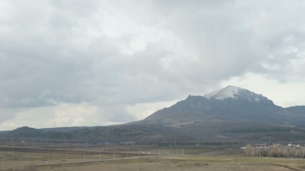 Vista sulla valle, strada con auto, montagna nelle giornate nuvolose. Fps alto. Caucaso settentrionale — Video Stock