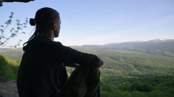 Profil człowieka z bliska, wygląda troskliwie od szczytu do doliny. Słoneczne lato — Wideo stockowe