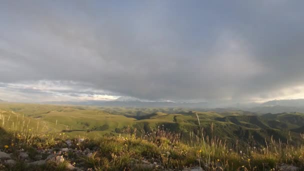 Prachtig episch filmisch uitzicht op vallei, Gumbashi Pass, Noord Kaukasus. Goedenavond. — Stockvideo