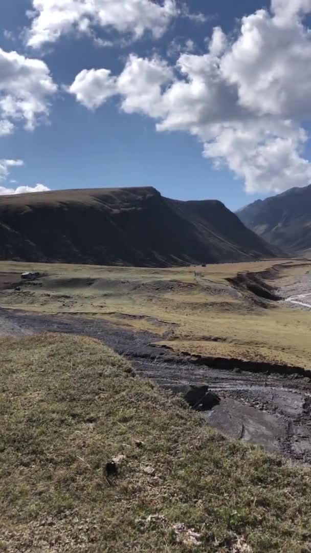 Függőleges videó panoráma az alpesi terep az Észak-Kaukázus, ahol a hegyek sziklák ég és folyó. Videó függőleges tájolású mobil alkalmazásokhoz — Stock videók