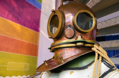 Yakın plan kask. Eski tip üç cıvatalı derin deniz dalış kıyafeti. Geçen yüzyılın derin deniz dalışı için uygun. Su altı dünyasının tarihi.