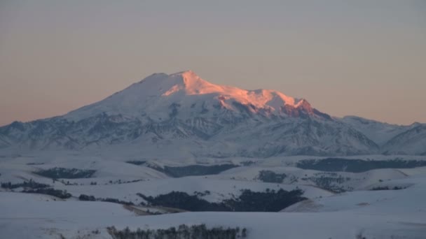 Dal med kullar med snö och skog. Vintersolnedgång i Kaukasus. — Stockvideo