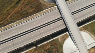Hava görüntüsü. Otobanda, köprüde, arabalarda, kamyonlarda. Kırsal kesimde. Yaz, gün.