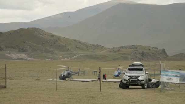 EMANUEL POLYEN, RÉPUBLIQUE KABARDINO-BALKAR, RUSSIE - SEPTEMBRE 2019 : Hélicoptères — Video