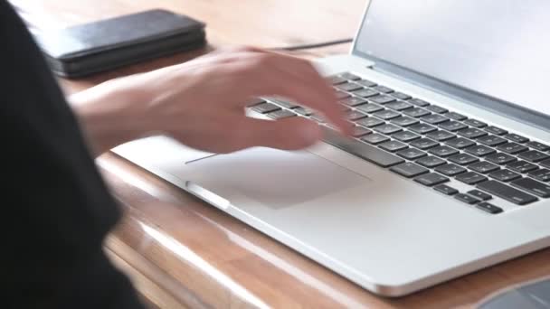 Чоловіча рука друкує на ноутбуці, натискає пробіл. Чоловік працює в програмі. крупним планом — стокове відео