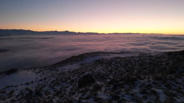 Disparando dron. Puesta de sol de invierno en la cima de las nubes cubiertas de montaña. Cáucaso Norte . — Vídeo de stock