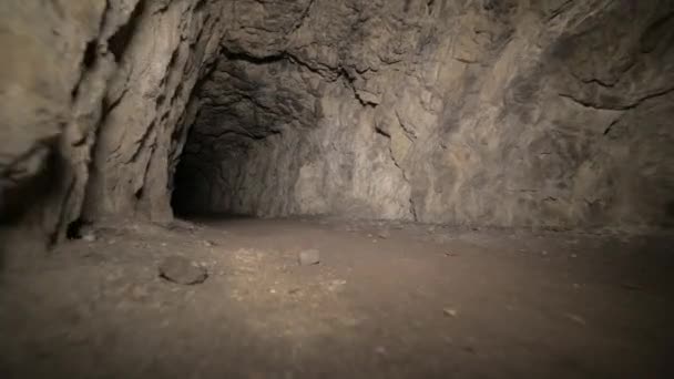 Speleology umělá jeskyně tmavý tunel vykopávky v podzemí. Stará štola pro těžbu kovu a kamení — Stock video