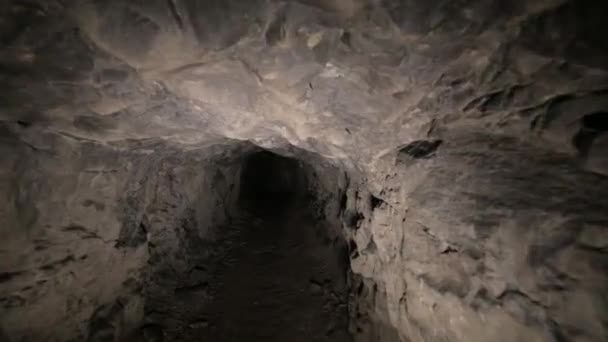 Espeleología cueva artificial túnel oscuro excavación subterránea. Viejo adit para la extracción de metal y rocas — Vídeo de stock