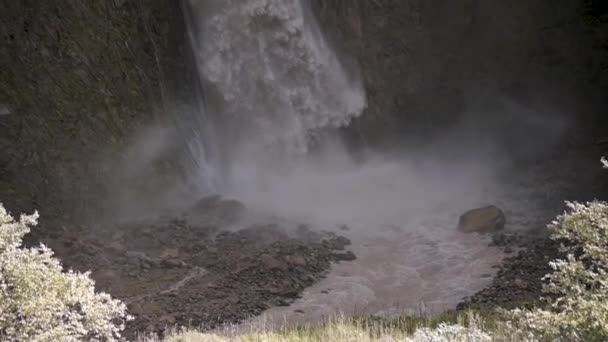 Nahaufnahme eines großen Wasserfalls in einer felsigen Bergregion. Wassertropfen in Zeitlupe aus großer Höhe. Wasserknappheit und ökologisches Konzept — Stockvideo