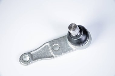 Gri zemin üzerinde bir arabanın süspansiyon ayraçının yeni yedek parçaları küresel top eklemleri