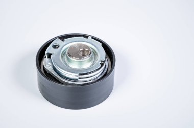 Gri arka plandaki içten yanmalı motorun zamanlama kayışının gerilimi. Yeni yedek parça konsepti ve araçların bakımı