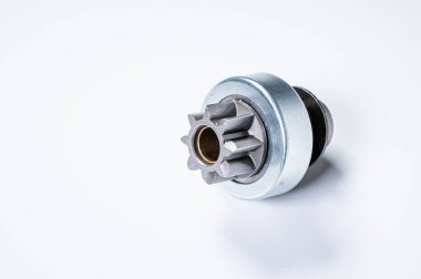 Yeni yedek parçalar - Gri bir arka planda motor marşı için marş vitesi sürücüsü. Tork iletimi yoluyla klasik vites iletimi