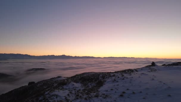 Skjut drönare. Vinter solnedgång på toppen av berg täckta moln. Nordkaukasien. — Stockvideo