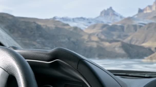 Belle vue de la voiture sur la route de campagne entre les montagnes, lac. Caucase du Nord . — Video