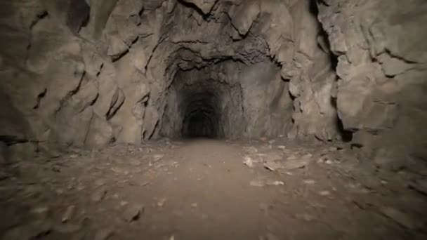 Espeleologia caverna artificial escavação túnel escuro subterrâneo. Adit velho para a extração de metal e rochas — Vídeo de Stock