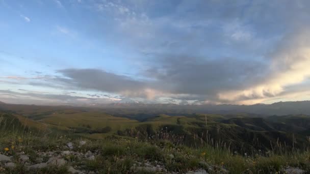 Όμορφη επική κινηματογραφική θέα της κοιλάδας, Gumbashi Pass, Βόρειος Καύκασος. Ηλιοβασίλεμα — Αρχείο Βίντεο