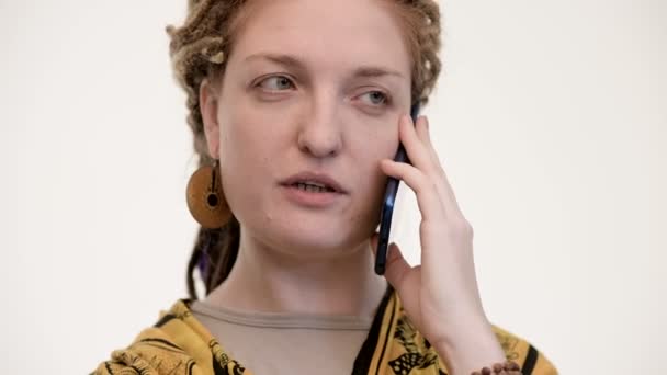 Ethnic woman talking on phone, outraged. White background. Closeup — 비디오