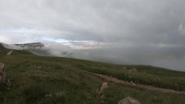 Όμορφη επική κινηματογραφική θέα της κοιλάδας, δρόμος, Gumbashi πέρασμα. Σύννεφα καλύπτουν τη γη — Αρχείο Βίντεο