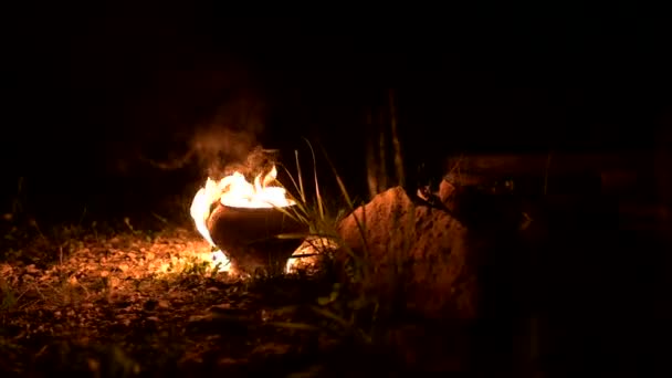Un joven enciende dos antorchas de fuego. Tecla baja . — Vídeos de Stock