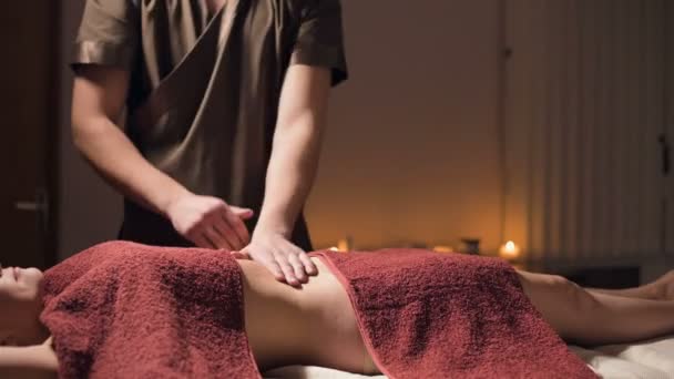 Champ de tir moyen peu profond. Massage professionnel élite de l'abdomen anti-cellulite et utile pour les organes internes dans une salle de massage sombre — Video