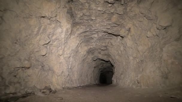 Höhlenforschung künstliche Höhle dunklen Tunnelvortrieb unter der Erde. alter Stollen zur Förderung von Metall und Gestein — Stockvideo