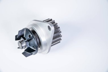 Gri arka planda bir su pompasının motorunu soğutmak için yeni metal otomobil pompası. Araba motoru için yeni yedek parça kavramı