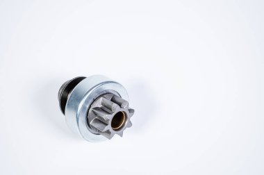 Yeni yedek parçalar - Gri bir arka planda motor marşı için marş vitesi sürücüsü. Tork iletimi yoluyla klasik vites iletimi