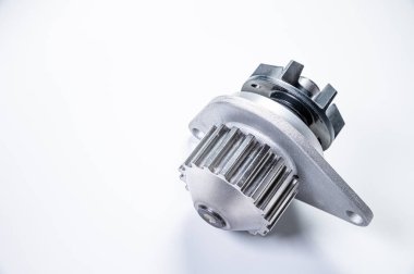 Gri arka planda bir su pompasının motorunu soğutmak için yeni metal otomobil pompası. Araba motoru için yeni yedek parça kavramı