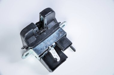 Gri arka planda elektrikli sürücüsü ve plastik koruması olan yeni arka kapı kilidi