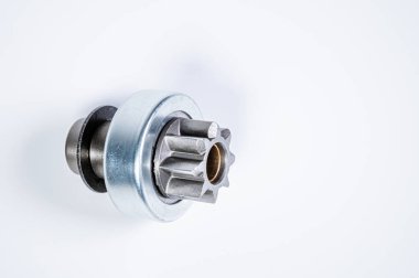 Yeni yedek parçalar - Gri bir arka planda motor marşı için marş vitesi sürücüsü. Tork iletimi yoluyla klasik vites iletimi