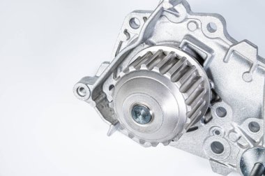 Gri arka planda bir su pompasının motorunu soğutmak için yakın plan yeni metal otomobil pompası. Araba motoru için yeni yedek parça kavramı