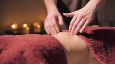 Yakın çekim alan derinliği. Karın antiselülitinin profesyonel elit masajı ve karanlık masaj odasındaki iç organlar için yararlı.