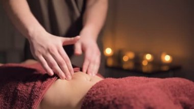 Yakın çekim alan derinliği. Karın antiselülitinin profesyonel elit masajı ve karanlık masaj odasındaki iç organlar için yararlı.