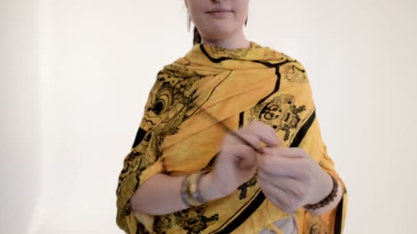 Γυναίκα με dreadlocks φώτα θυμίαμα μπαστούνια με αγώνα σε λευκό στούντιο. Κλείσιμο — Αρχείο Βίντεο