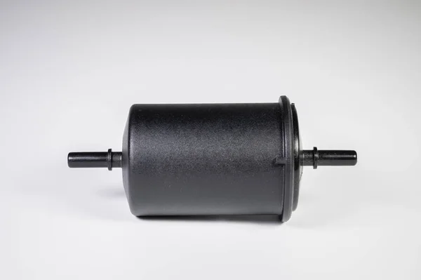 Новый топливный фильтр в черном пластиковом корпусе для дизельных и бензиновых двигателей на сером фоне — стоковое фото